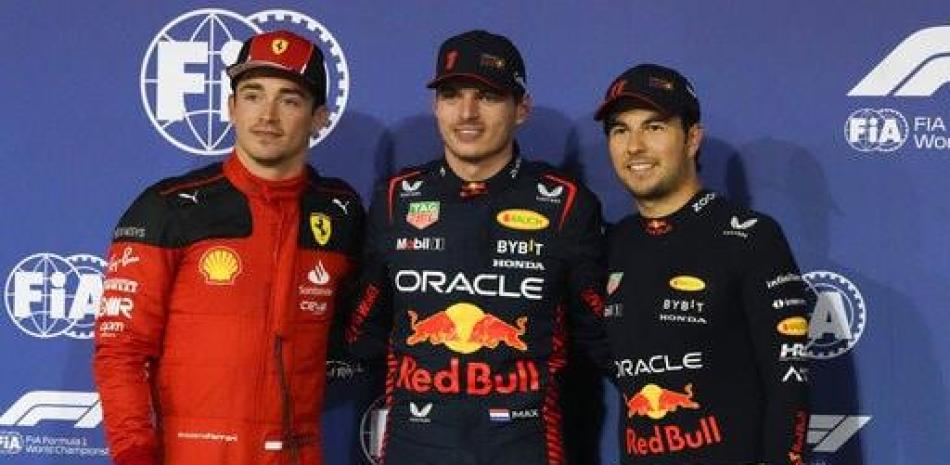 El piloto de Ferrari Charles Leclerc, que saldrá tercero, junto a los pilotos de Red Bull Max Verstappen y Sergio Perez que se quedan con el 1-2 en la calificación.