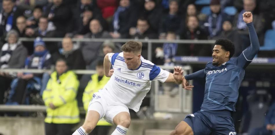 Saidy Janko del Bochum pelea por el balón con Marius Bülter del Schalke en el encuentro de la Bundesliga.