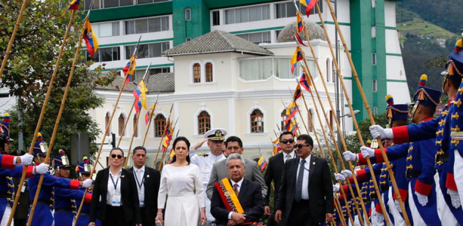 El presidente Lenín Moreno, centro derecha, y su esposa Rocío González llegan a la Asamblea Nacional para pronunciar su discurso sobre el Estado de la Nación en Quito, Ecuador, el 24 de mayo de 2019. La Fiscal General anunció que Moreno, su esposa e hija están relacionados con una red transnacional de corrupción. AP/