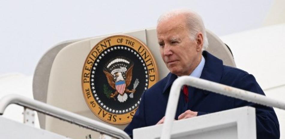 El presidente de EE. UU., Joe Biden, baja del Air Force One al llegar a la Base de la Guardia Aérea Nacional de Delaware en New Castle, Delaware, el 3 de marzo de 2023. Está previsto que Biden pase el fin de semana en su residencia de Wilmington.
Mandel NGAN / AFP