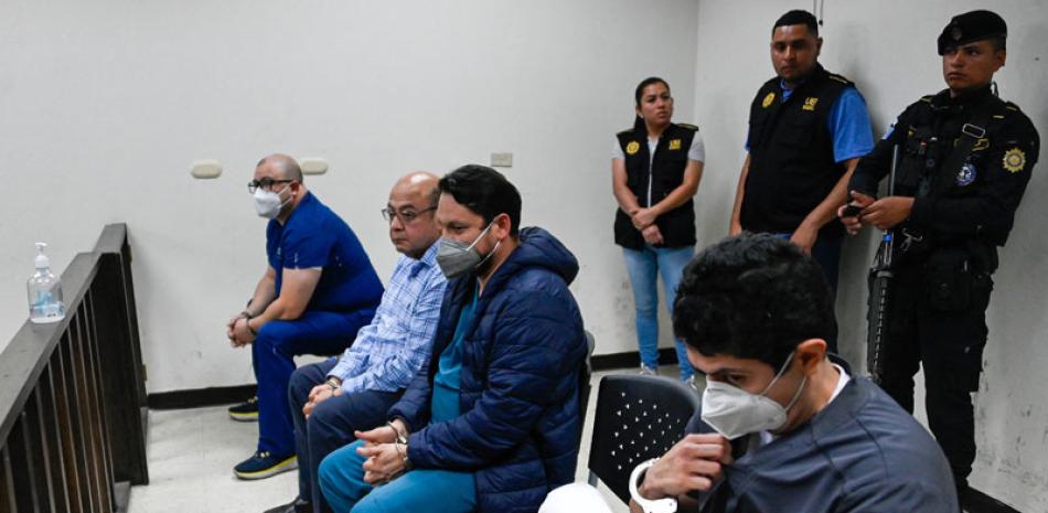 Los cuatro médicos, dos urológos, un cirujano y un patólogo, fueron remitidos ante un juez.  AFP/