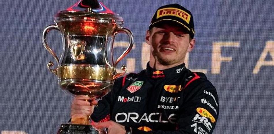 Max Verstappen sostiene el trofeo otorgado tras conquistar el Gran Premio de Bahrein.