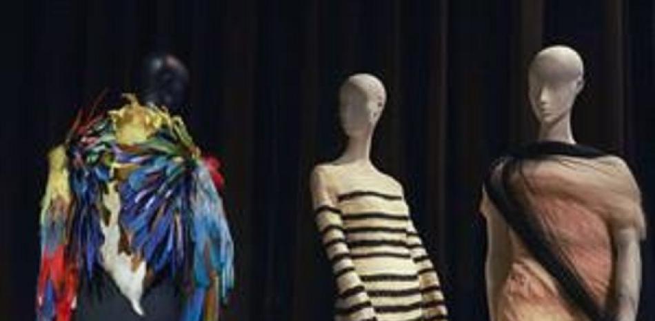 Exposición en el Palais Galliera, museo de la moda de París, sobre el "Big Bang" de la moda en 1997, en referencia a la explosión de creatividad y nuevas energías que se estaban dando en aquella fecha. EFE/ María Díaz Valderrama