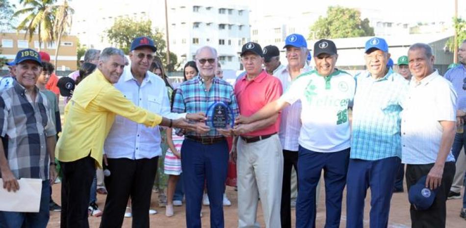 Nandy Rivas, recibe una placa de parte de Piñao Ortíz, presidente de la Liga Naco, Luisin Mejía, Dionisio Guzmán, entre otros deportistas.