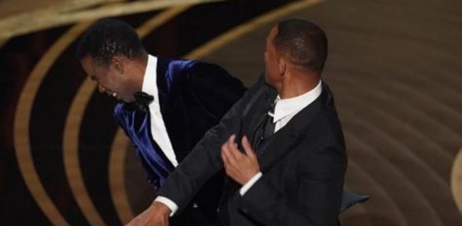 Momento en que Will Smith sube al escenario de los Oscar y abofetea a Chris Rock. AP / Marzo / 2022