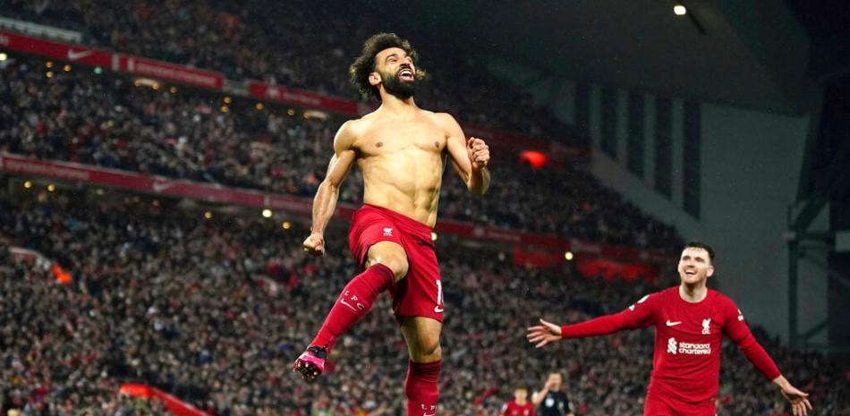 Mohamed Salah del Liverpool celebra después de anotar el sexto gol de su equipo durante el partido de fútbol de la Premier League inglesa entre Liverpool y Manchester United en Anfield en Liverpool, Inglaterra, el domingo 5 de marzo de 2023. (Peter Byrne/PA vía AP)