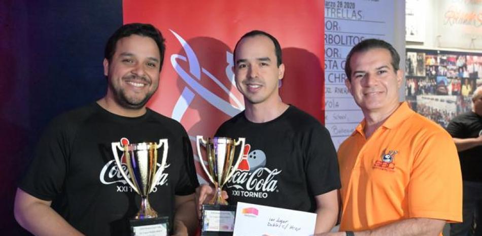 Raffy Sebelén premia a los hermanos José y Jesús González, campeones del torneo de boliche Copa Coca Cola.
