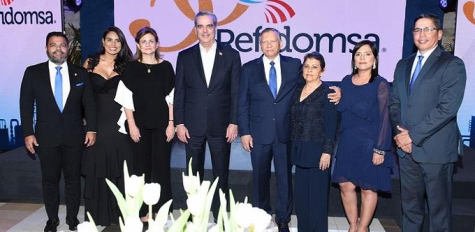 El presidente de la República Luis Abinader, Raquel Peña y Leonardo Aguilera junto a ejecutivos de Refidoms