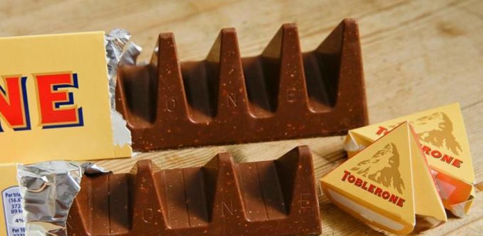 La imagen de archivo muestra dos barras de chocolate suizo Toblerone, en Londres, el 8 de noviembre de 2016. (AP Foto/Alastair Grant, archivo)
