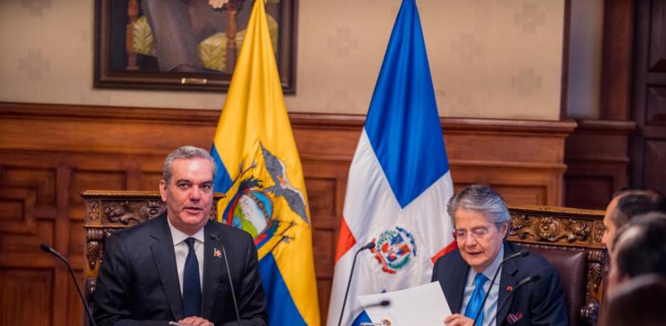 Luis Abinader junto al presidente ecuatoriano Guillermo Lasso.