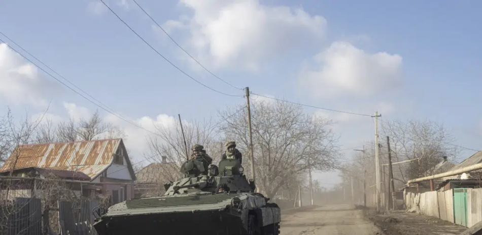 Un tanque ucraniano recorre una calle de Bajmut, Ucrania, el sábado 4 de marzo de 2023. (Foto AP/Evgeniy Maloletka)