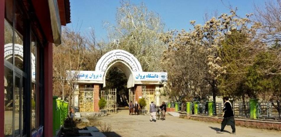 Estudiantes varones llegan a la Universidad de Parwam después de que las universidades fueran reabiertas en la ciudad de Charikar, provincia de Parwan, el 6 de marzo de 2023. Los estudiantes varones regresaron a sus clases el 6 de marzo después de que las universidades afganas reabrieron después de unas vacaciones de invierno, pero las autoridades talibanes siguen prohibiendo el acceso a las mujeres.
Abdul SHAHMIM TANHA / AFP