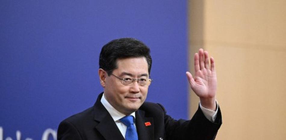 El ministro de Relaciones Exteriores de China, Qin Gang, saluda cuando llega a una conferencia de prensa en el Centro de Medios de la Asamblea Popular Nacional (APN) en Beijing el 7 de marzo de 2023. NOEL CELIS / AFP