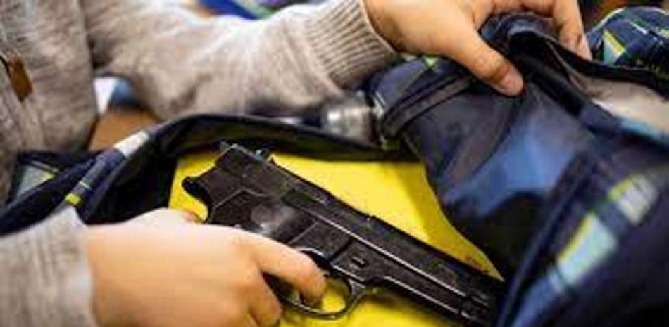 Foto ilustrativa de niño con arma. 

Fuente: Telemundo