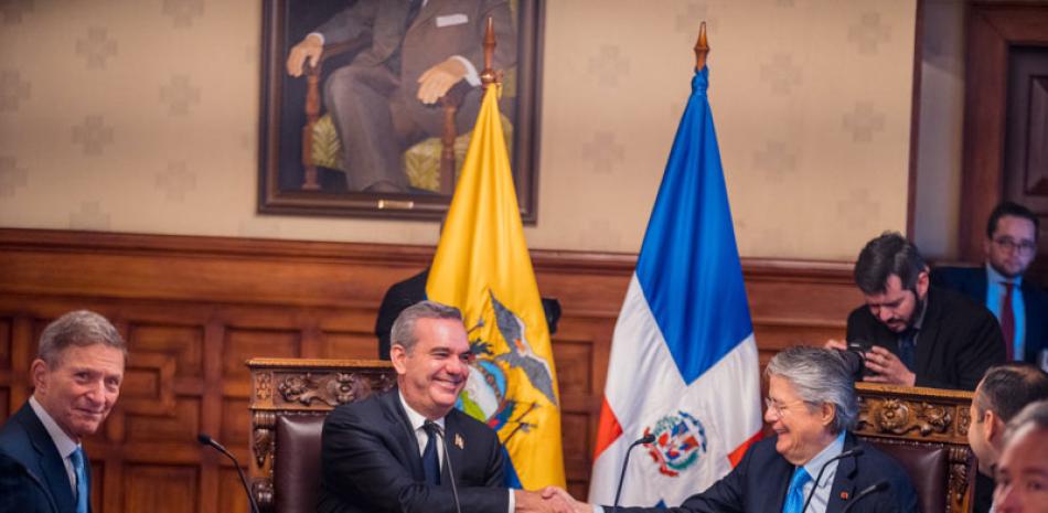 Presidentes Luis Abinader y Guillermo Lasso en reunión.