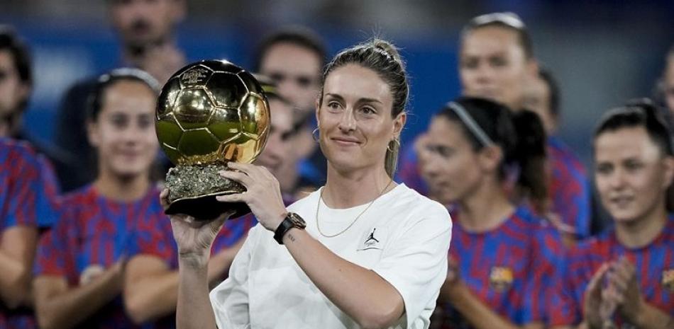 La capitana del Barça, Alexia Putellas, galardonada por segunda vez consecutiva como Balón de Oro. EFE/ Enric Fontcuberta