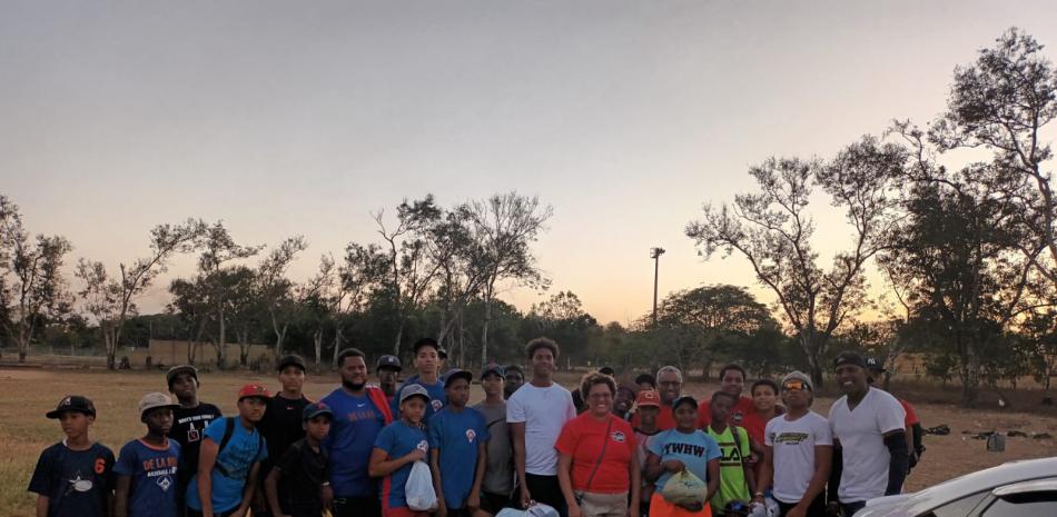 La Fundación Martín Dihigo hace entrega de alimentos enlatados y ropa deportiva a los jóvenes que practican béisbol en la Academia de La Rosa en San Pedro de Macorís.