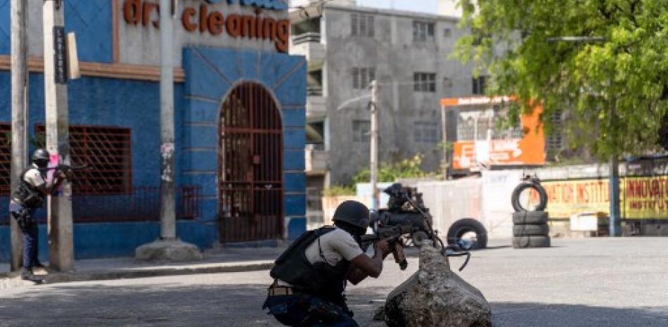 La Policía Nacional de Haití toma posiciones mientras intentan repeler a las pandillas en un vecindario cerca del Palacio Presidencial, en el centro de Puerto Príncipe, Haití, el 3 de marzo de 2023.

Richard Pierrin / AFP
