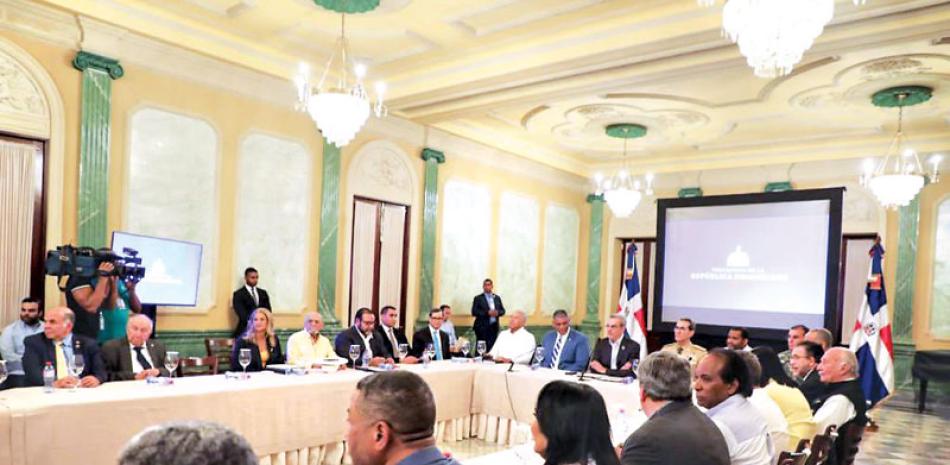 El presidente Luis Abinader encabezó la reunión del pasado jueves, en el Palacio Nacional, en compañía de varios funcionarios y una representación de numerosos partidos políticos.  Glauco Moquete/LD