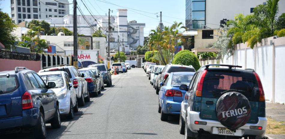 El doble parqueo en muchas calles provoca tapones y caos. José A. Maldonado/LD