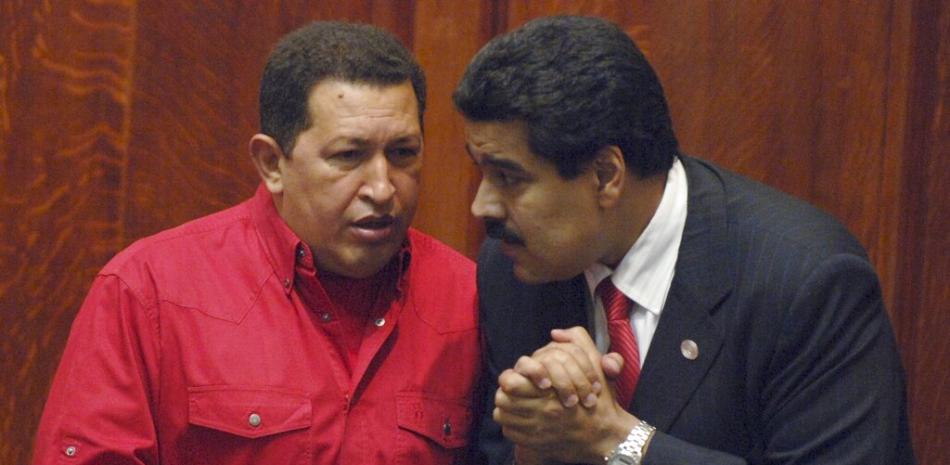 Nicolás Maduro y Hugo Chávez. AP