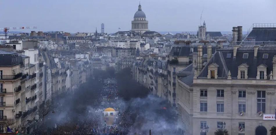 Manifestantes marchan, con el monumento al Panteón de fondo, durante una manifestación en París, ayer. AP
