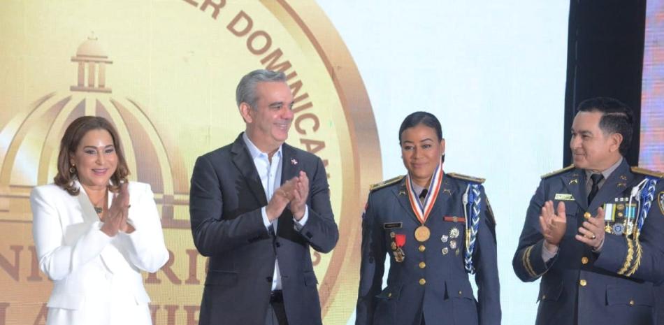Fue reconocida Ana Jiménez, la primera oficial mujer en ocupar la Dirección de Comunicaciones Estratégicas de la Policía Nacional. Foto: José Alberto Maldonado/LD.