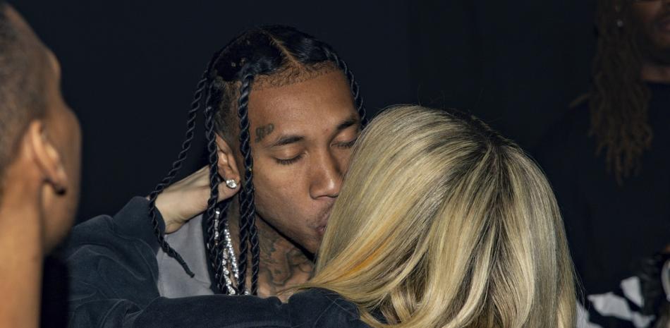 La cantante Avril Lavigne y el rapero Tyga ya no se esconden su amor, lo gritan a los cuatro vientos con un beso público.