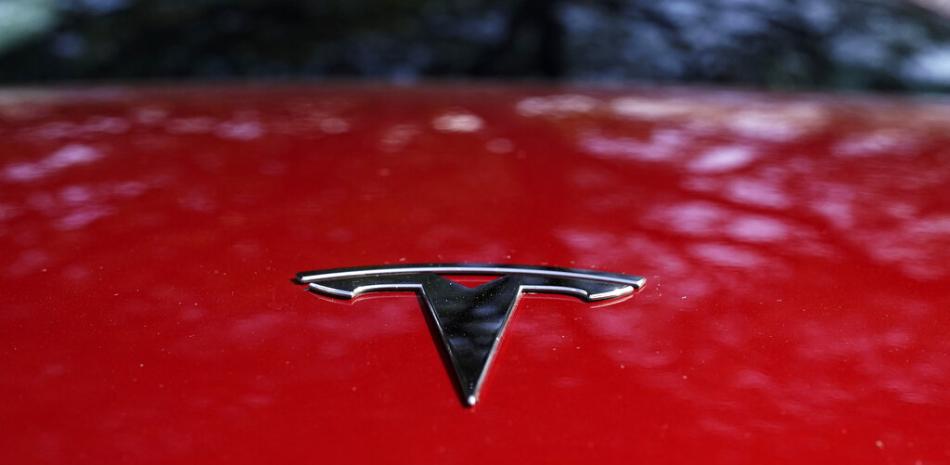 El logo de Tesla en un vehículo en exhibición, el miércoles 22 de febrero de 2023, en Austin, Texas.

Foto: AP /Eric Gay, Archivo