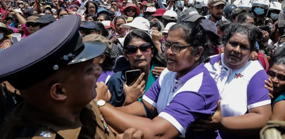 Activistas por los derechos de las mujeres se pelean con la policía antidisturbios durante una manifestación para conmemorar el Día Internacional de la Mujer, en Colombo, Sri Lanka, este 8 de marzo. EFE
