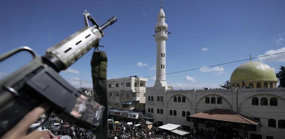 Las escenas de la procesión provocaron condenas de la sociedad palestina. Hamas en particular aprovechó la oportunidad de denunciar a la Autoridad Palestina. AP