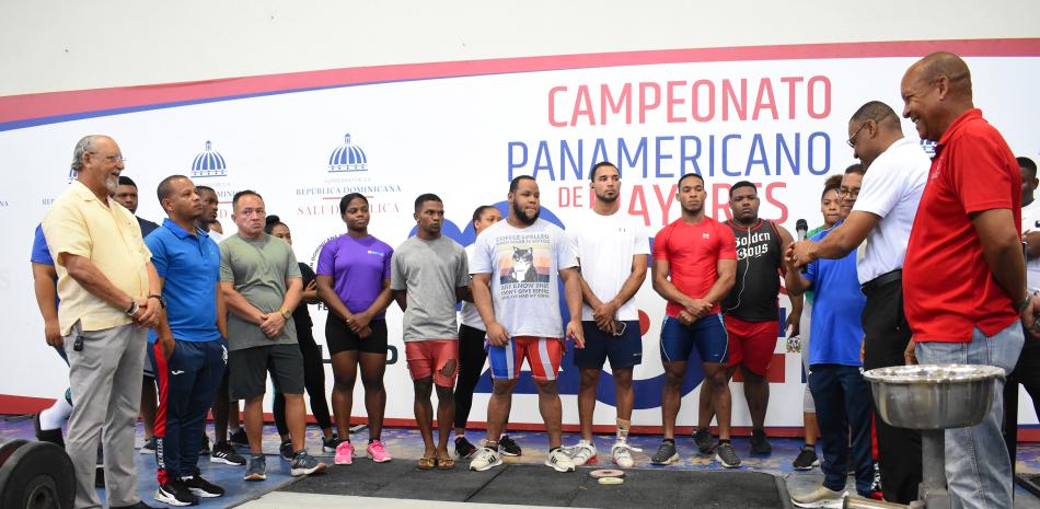 Atletas y entrenadores de pesas junto a los miembros de la dirección técnica del COD y jefatura de Misión en el Parque del Este.
