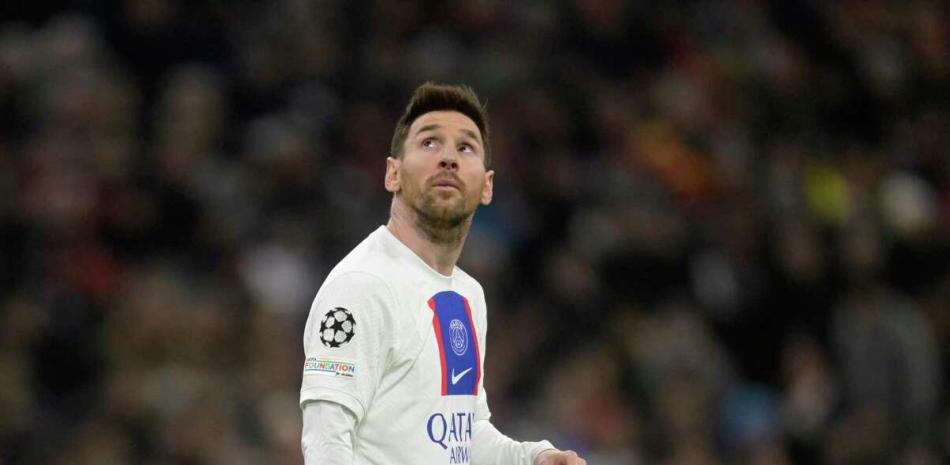 Lionel Messi, del PSG, observa al cielo durante el partido contra el Bayern Munich en los octavos de final de la Liga de Campeones.