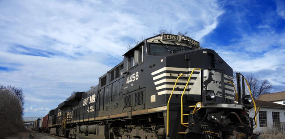 Un tren de carga de Norfolk Southern pasa por East Palestine, Ohio, el 9 de febrero. | Foto de Gene J. Puskar/AP
