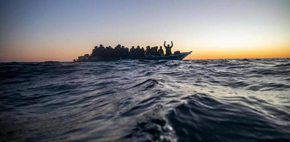Migrantes y refugiados de diversas nacionalidades africanas esperan ayuda en el Mediterráneo a 122 millas de la costa de Libia. Foto: AP