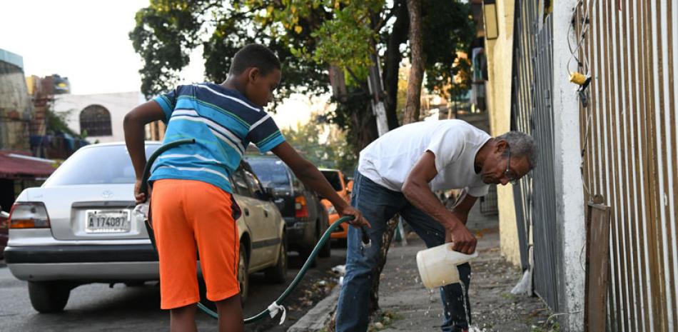 Las autoridades han advertido a la población para que adquieran conciencia sobre la necesidad de racionar el agua debido al prolongado período de sequía que afecta el país.