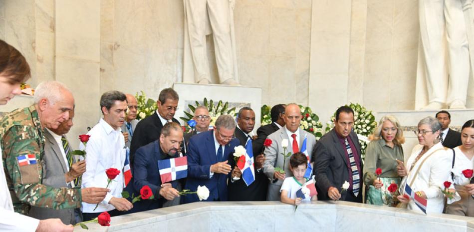 Distintos sectores políticos y sociales llevaron flores al mausoleo de Sánchez. J. A. Maldonado