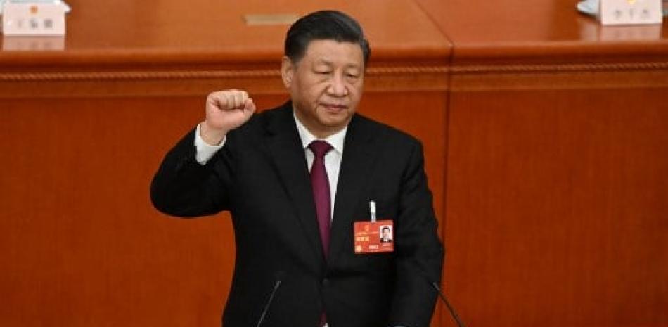 El presidente de China, Xi Jinping, jura bajo juramento después de ser reelegido como presidente para un tercer mandato durante la tercera sesión plenaria de la Asamblea Popular Nacional (APN) en el Gran Palacio del Pueblo en Beijing el 10 de marzo de 2023.
NOEL CELIS / AFP