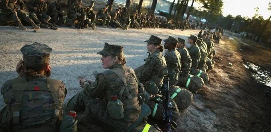 Marines masculinos y femeninos son vistos en una base militar en Carolina del Norte en febrero de 2013. (Foto de archivo | AFP)