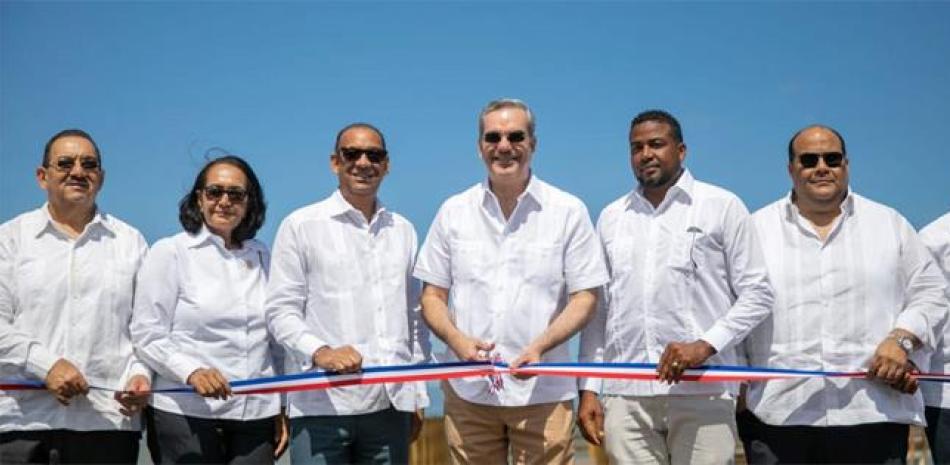 El presidente Abinader, junto a Jean Luis Rodríguez, de la Autoridad Portuaria, y el ministro de Obras Públicas, Deligne Ascención, inaugura el muelle de Sabana de la Mar.