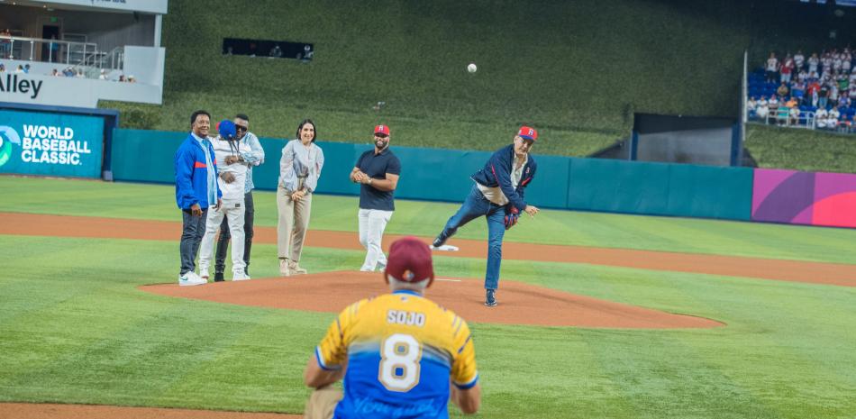 El presidente de la República, Luis Abinader al momento de realizar el pitcheo simbólico que dejó inagurado el Clásico Mundial de Béisbol para Dominicana.