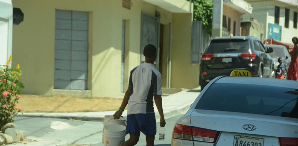 La falta de agua crea inconvenientes a moradores de distintas comunidades. Leonel Matos