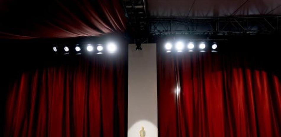 Se hacen preparativos a lo largo de la alfombra roja antes de la 95.ª entrega de los Premios de la Academia, en Hollywood, California, el 10 de marzo de 2023. La alfombra roja de los Oscar que se transmitirá el 12 de marzo de 2023 es de color champán para 2023.

Stefani Reynolds / AFP