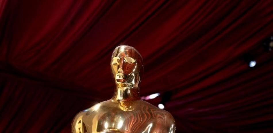 Las estatuas de los Oscar se alinean en la alfombra roja mientras se realizan los preparativos antes de la 95.ª entrega de los Premios de la Academia, en Hollywood, California, el 10 de marzo de 2023. La alfombra roja de los Oscar que se transmitirá el 12 de marzo de 2023 es de color champán para 2023.

Stefani Reynolds / AFP