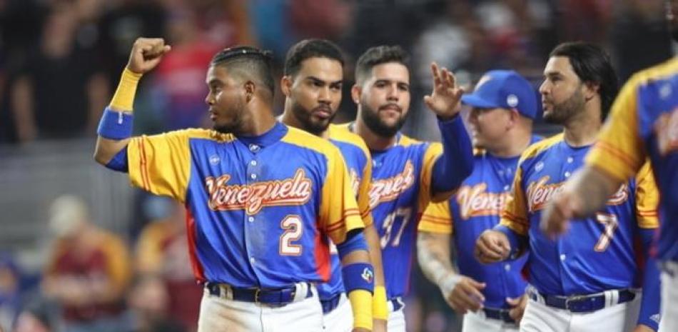 Jugadores de Venezuela celebran luego de la victoria ante Repùblica Dominicana.