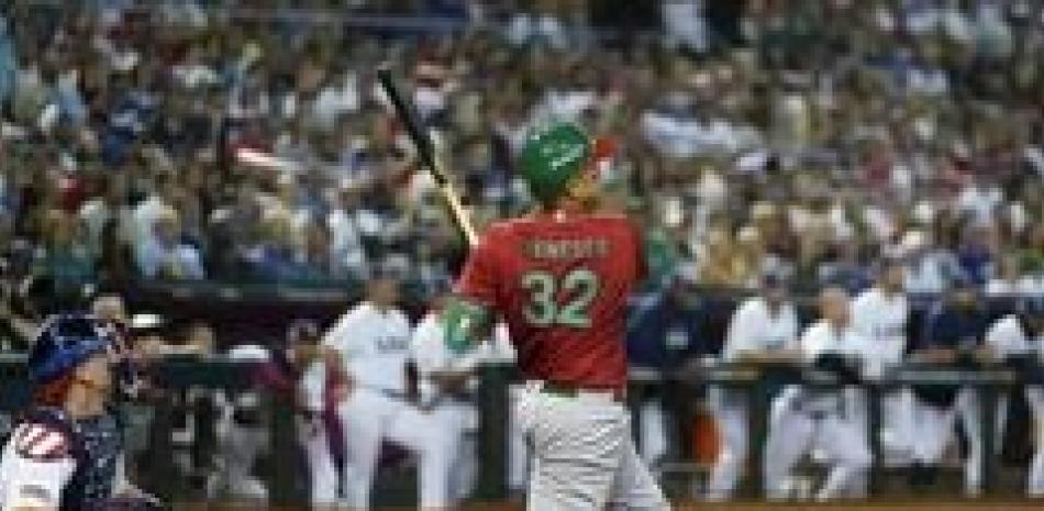 El pelotero mexicano Joey Meneses, a la derecha, mira su jonrón de tres carreras contra Estados Unidos en el cuarto inning. (AP Foto/Godofredo A. Vásquez)