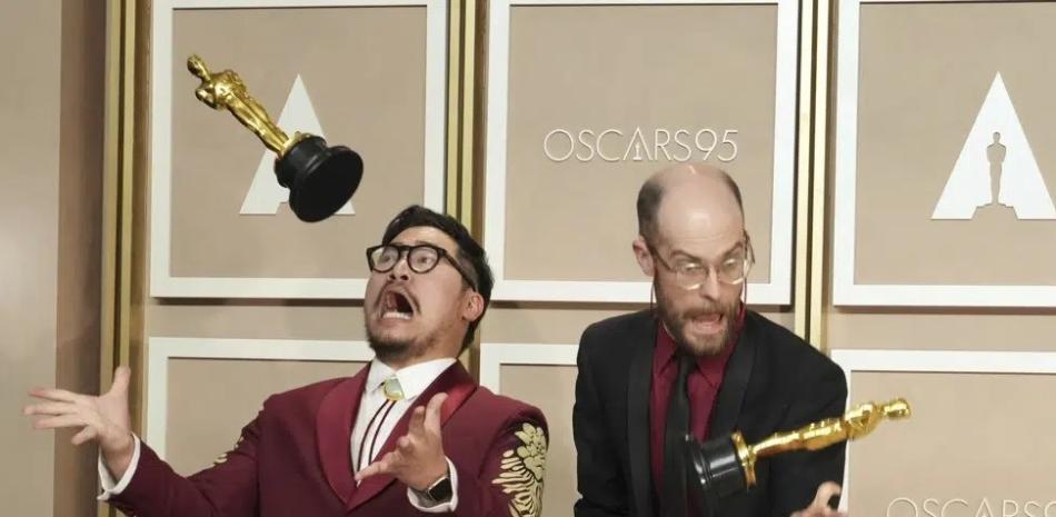 Daniel Kwan, izquierda, y Daniel Scheinert, ganadores del premio a mejor dirección por "Everything Everywhere All at Once" posan en la sala de prensa en los Oscar el 12 de marzo de 2023, en el Teatro Dolby en Los Angeles. (Foto Jordan Strauss/Invision/AP).