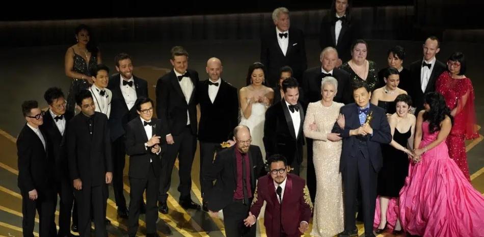 El elenco y el equipo de "Everything Everywhere All at Once" recibe el premio a mejor película en los Oscars el 12 de marzo de 2023, en el Teatro Dolby en Los Angeles. (Foto AP/Chris Pizzello).