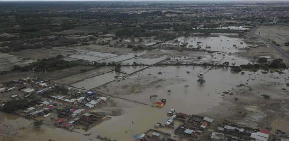 Un barrio se inunda por las fuertes lluvias del ciclón Yaku, en Chiclayo, Perú, el domingo 12 de marzo de 2023.