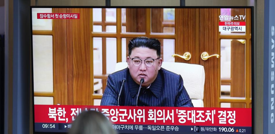 Una pantalla de televisión muestra una imagen del líder norcoreano Kim Jong Un durante un programa de noticias en la estación de tren de Seúl en Seúl, Corea del Sur, el lunes 13 de marzo de 2023. Los ejércitos de Corea del Sur y Estados Unidos lanzaron el lunes sus mayores ejercicios militares conjuntos en años. Corea del Norte dijo que realizó pruebas de misiles de crucero lanzados desde submarinos en aparente protesta por los ejercicios que considera un ensayo de invasión. Las letras decían "Norte, probó un misil de crucero desde un submarino". (Foto AP/Lee Jin-man)